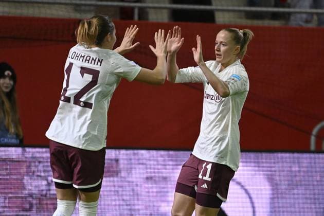 Goal celebration Lea SCHUELLER FCB with Sydney LOHMANN FCB after scoring the 1 0 goal, cheering, joy, enthusiasm, action Soccer Champions League group stage, FC Bayern Muenchen Ajax Amsterdam on 14 12 2023, A L L I A N Z A R E N A