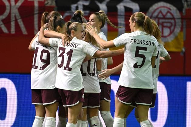 collective goal celebration around Lea SCHUELLER FCB after goal to 1 0, cheering,joy,enthusiasm,action soccer Champions League group stage, FC Bayern Muenchen Ajax Amsterdam on 14 12 2023, A L L I A N Z A R E N A