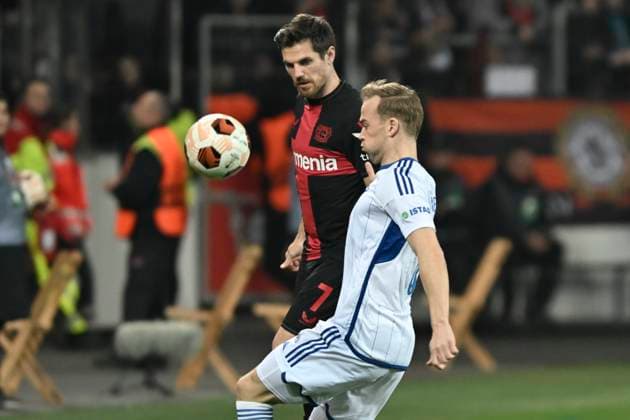 from left in duel Jonas Hofmann 7, Bayer Leverkusen Martin Ellingsen 6, Molde FK 14 12 2023 Soccer Europa League, Bayer 04 Leverkusen vs Molde FK, BayArena, Leverkusen, NRW Germany Copyright: xpepphotox xHorstxMauelshagenx pep00321, pep_20231214_hm