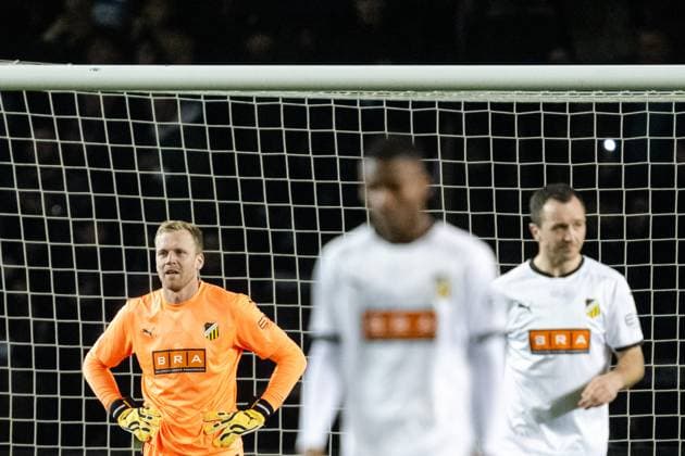 231214 Goalkeeper Peter Abrahamsson of Häcken looks dejected after the 1 0 goal during the UEFA Europa League match between Qarabag and Häcken on December 14, 2023 in Baku Photo Carl Sandin BILDBYRAN kod CS CS0469 fotboll soccer fotball uefa europa league qarabag häcken bbeng depp  Copyright: CARLxSANDIN BB231214CS036