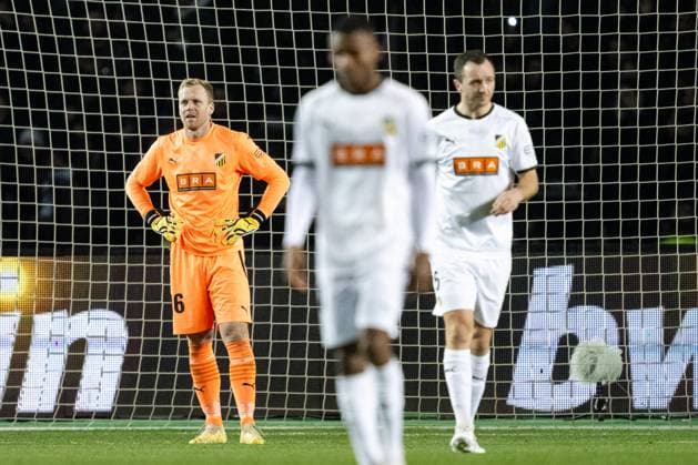 231214 Goalkeeper Peter Abrahamsson of Häcken looks dejected after the 1 0 goal during the UEFA Europa League match between Qarabag and Häcken on December 14, 2023 in Baku Photo Carl Sandin BILDBYRAN kod CS CS0469 fotboll soccer fotball uefa europa league qarabag häcken bbeng depp  Copyright: CARLxSANDIN BB231214CS037