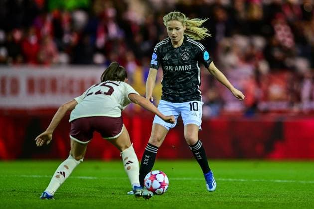 v li Sarah Zadrazil FC Bayern Munich, FCB, 25 Nadine NOORDAM Ajax, 10 in duel, duel, tackle, dynamic, action, action, 14 12 2023, Munich Germany , Football, UEFA Womens Champions League, Group C, FC Bayern Munich Ajax Amsterdam xslx