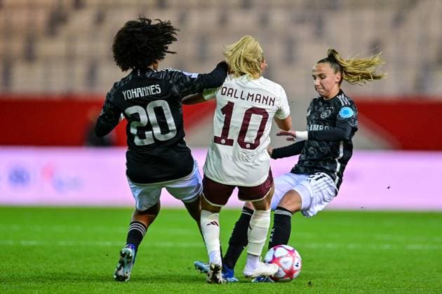 from left Lilian Isabella YOHANNES Ajax, 20 Linda Dallmann FC Bayern München, FCB, 10 Rosa VAN GOOL Ajax, 21 in duel, duel, tackle, dynamic, action, action, 14 12 2023, Munich Germany , Football, UEFA Womens Champions League, Group C, FC Bayern München Ajax Amsterdam xslx