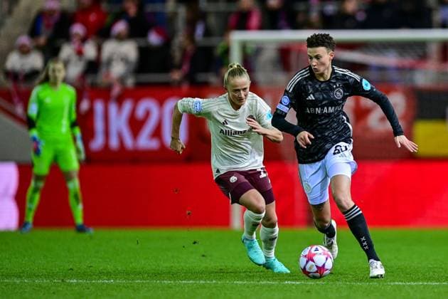 v li Lea Schüller FC Bayern München, FCB, 11 Kay Lee DE SANDERS Ajax, 25 in duel, duel, tackle, dynamic, action, action, 14 12 2023, Munich Germany , Football, UEFA Womens Champions League, Group C, FC Bayern München Ajax Amsterdam xslx