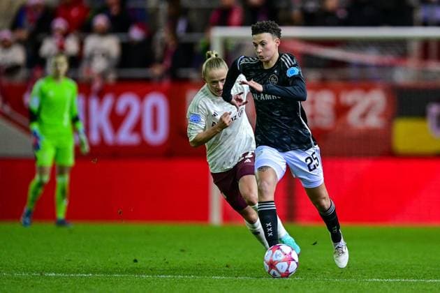 v li Lea Schüller FC Bayern München, FCB, 11 Kay Lee DE SANDERS Ajax, 25 in duel, duel, tackle, dynamic, action, action, 14 12 2023, Munich Germany , Football, UEFA Womens Champions League, Group C, FC Bayern München Ajax Amsterdam xslx