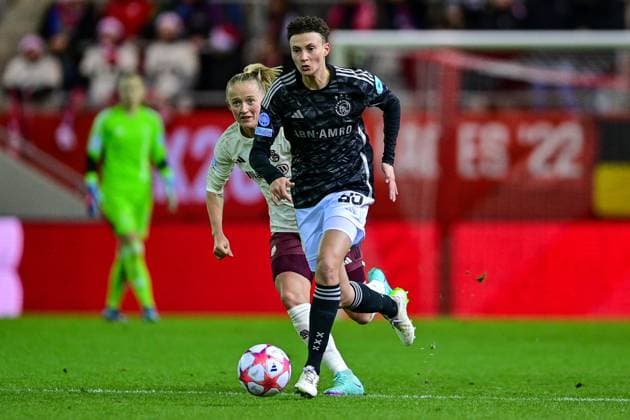 v li Lea Schüller FC Bayern München, FCB, 11 Kay Lee DE SANDERS Ajax, 25 in duel, duel, tackle, dynamic, action, action, 14 12 2023, Munich Germany , Football, UEFA Womens Champions League, Group C, FC Bayern München Ajax Amsterdam xslx