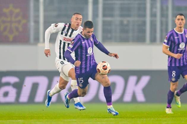SOCCER - UEFA EL, LASK vs Toulouse LINZ,AUSTRIA,14.DEC.23 - SOCCER - UEFA Europa League, group stage, Linzer ASK vs Toulouse FC. Image shows Aron Donnum (Toulouse) and Marin Ljubicic (LASK).  GEPAxpictures xChristianxMoser