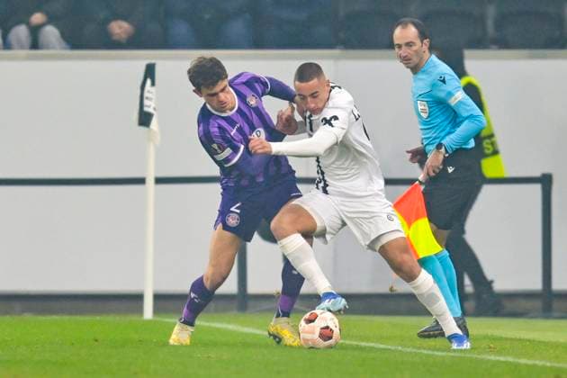 SOCCER - UEFA EL, LASK vs Toulouse LINZ,AUSTRIA,14.DEC.23 - SOCCER - UEFA Europa League, group stage, Linzer ASK vs Toulouse FC. Image shows Rasmus Nicolaisen (Toulouse) and Marin Ljubicic (LASK).  GEPAxpictures xChristianxMoser