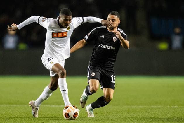231214 Akoua Romeo Amane of Häcken and Leandro Andrade of Qarabag during the UEFA Europa League match between Qarabag and Häcken on December 14, 2023 in Baku Photo Carl Sandin BILDBYRAN kod CS CS0469 fotboll soccer football uefa europa league qarabag häcken bbeng  Copyright: CARLxSANDIN BB231214CS043