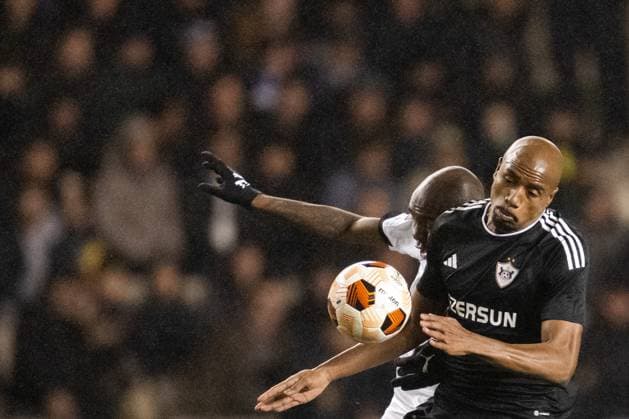 231214 Edward Chilufya of Häcken and Julio Romao of Qarabag during the UEFA Europa League match between Qarabag and Häcken on December 14, 2023 in Baku Photo Carl Sandin BILDBYRAN code CS CS0469 fotboll soccer football uefa europa league qarabag häcken bbeng  Copyright: CARLxSANDIN BB231214CS044
