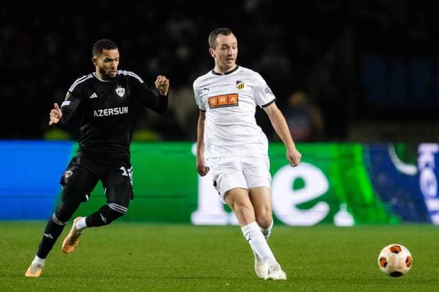 231214 Juninho of Qarabag and Even Hovland of Häcken during the UEFA Europa League match between Qarabag and Häcken on December 14, 2023 in Baku Photo Carl Sandin BILDBYRAN code CS CS0469 football soccer football uefa europa league qarabag häcken bbeng  Copyright: CARLxSANDIN BB231214CS046