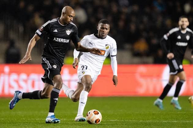 231214 Julio Romao of Qarabag and Akoua Romeo Amane of Häcken during the UEFA Europa League match between Qarabag and Häcken on December 14, 2023 in Baku Photo Carl Sandin BILDBYRAN kod CS CS0469 fotboll soccer football uefa europa league qarabag häcken bbeng  Copyright: CARLxSANDIN BB231214CS047