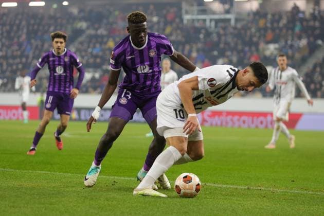 SOCCER - UEFA EL, LASK vs Toulouse LINZ,AUSTRIA,14.DEC.23 - SOCCER - UEFA Europa League, group stage, Linzer ASK vs Toulouse FC. Image shows Christian Elebi (Toulouse) and Robert Zulj (LASK).  GEPAxpictures xManuelxBinder