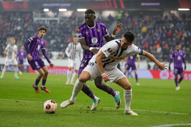 SOCCER - UEFA EL, LASK vs Toulouse LINZ,AUSTRIA,14.DEC.23 - SOCCER - UEFA Europa League, group stage, Linzer ASK vs Toulouse FC. Image shows Christian Elebi (Toulouse) and Robert Zulj (LASK).  GEPAxpictures xManuelxBinder