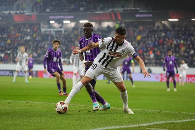 SOCCER - UEFA EL, LASK vs Toulouse LINZ,AUSTRIA,14.DEC.23 - SOCCER - UEFA Europa League, group stage, Linzer ASK vs Toulouse FC. Image shows Christian Elebi (Toulouse) and Robert Zulj (LASK).  GEPAxpictures xManuelxBinder