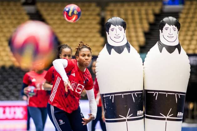 Sport Themen der Woche KW50 Sport Bilder des Tages 231214 Coralie Lassource of France at a training session during the IHF Women?s World Handball Championship on December 14, 2023 in Herning. Photo: Petter Arvidson BILDBYRAN kod PA PA0712 handball handboll handball handboll handball bbeng vm handball-vm handbolls-vm ihf handball World Championship, WM, Weltmeisterschaft world handball championship 2023 world championship 2023 träning practice training frankrike france day 16 dam bbeng *** 231214 Coralie Lassource of France at a training session during the IHF Women?s World Handball Championship on December 14, 2023 in Herning Photo Petter Arvidson BILDBYRAN code PA PA0712 handball handball handball handball handball bbeng vm handball vm handballs vm handballs vm ihf handball world championship world handball championship 2023 world championship 2023 training practice training frankrike france day 16 dam bbeng  Copyright: PETTERxARVIDSON BB231214PA087