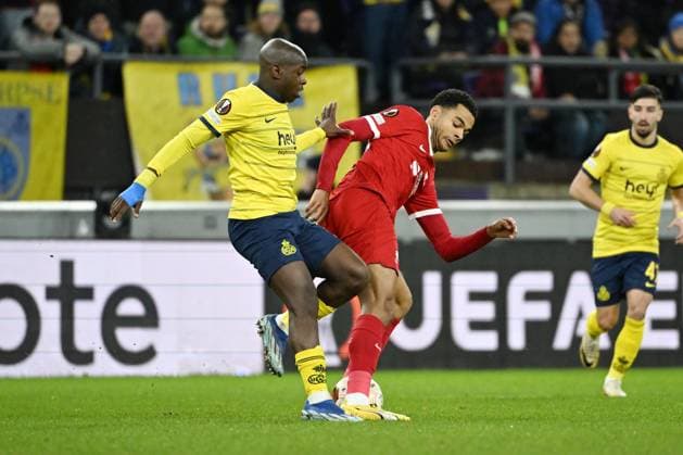 231214 Royale Union Saint-Gilloise vs FC Liverpool Cody Gakpo of Liverpool battles for the ball with Noah Sadiki of Union during a football game between Royale Union Saint-Gilloise and FC Liverpool on day 6 in Group E of the UEFA Europa League season 2023-2024 competition on December 14, 2023 in Brussels, Belgium. (Photo by Maarten Straetemans Isosport) BRUSSELS BELGIUM  Copyright: xx 424483