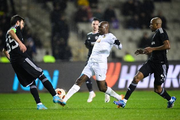 231214 Edward Chilufya of Häcken against Badavi Huseynov and Julio Romao of Qarabag during the UEFA Europa League match between Qarabag and Häcken on December 14, 2023 in Baku Photo Carl Sandin BILDBYRAN kod CS CS0469 fotboll soccer football uefa europa league qarabag häcken bbeng  Copyright: CARLxSANDIN BB231214CS058