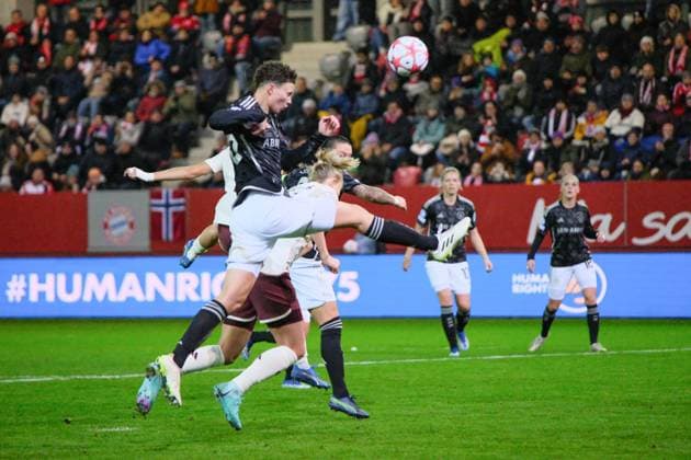 Kay Lee de Sanders 25, AFC Ajax can clear the ball, FC Bayern Munich v AFC Ajax, Football, UEFA Women s Champions League 2023 2024, Matchday 3 on 14 12 2023 in Munich, FC Bayern Campus Bayern Germany