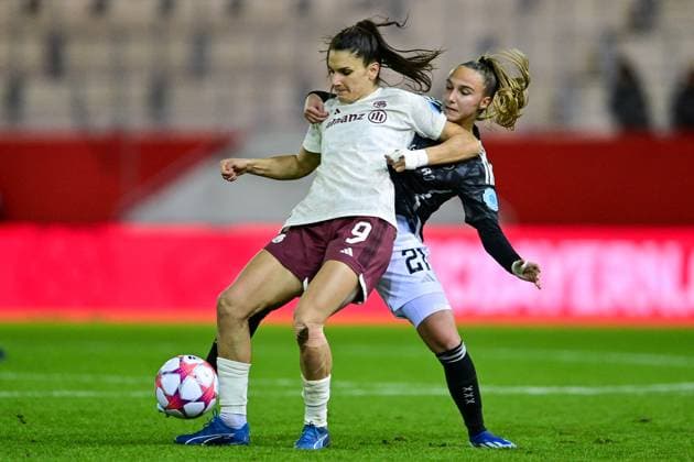 v li Jovana Damnjanovic FC Bayern Munich, FCB, 9 Rosa VAN GOOL Ajax, 21 in duel, duel, tackle, dynamic, action, action, 14 12 2023, Munich Germany , Football, UEFA Womens Champions League, Group C, FC Bayern Munich Ajax Amsterdam xslx