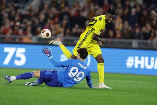 UEFA Europa League Group G AS Roma vs Sheriff Tiraspol Sheriff s Nigerian forward David Ankeye challenges for the ball with Roma™s Belgian goalkeeper Mile Svilar during UEFA Europa League Group G match between AS Roma vs Sheriff Tiraspol at Olimpico stadium on December 14, 2023 in Rome, Italy. ABPH9582 Copyright: xAntonioxBalascox