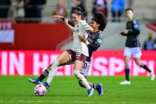 v li Sarah Zadrazil FC Bayern Munich, FCB, 25 Lilian Isabella YOHANNES Ajax, 20 in duel, duel, tackle, dynamic, action, action, 14 12 2023, Munich Germany , Football, UEFA Womens Champions League, Group C, FC Bayern Munich Ajax Amsterdam xslx