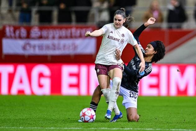 v li Sarah Zadrazil FC Bayern Munich, FCB, 25 Lilian Isabella YOHANNES Ajax, 20 in duel, duel, tackle, dynamic, action, action, 14 12 2023, Munich Germany , Football, UEFA Womens Champions League, Group C, FC Bayern Munich Ajax Amsterdam xslx