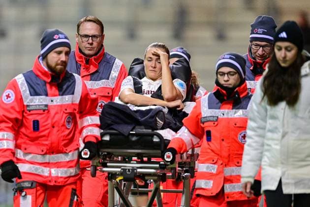Sport Themen der Woche KW50 Sport Bilder des Tages Tuva Hansen (FC Bayern München, FCB, 6) wird mit einer Krankentrage abtransportiert, muss verletzungsbedingt ausgewechselt werden, verletzt, Verletzung, injured, sporting injury, 14.12.2023, München (Deutschland), Fussball, UEFA Womens Champions League, Gruppe C, FC Bayern München - Ajax Amsterdam *** Tuva Hansen FC Bayern München, FCB, 6 is carried off on a stretcher, has to be substituted due to injury, verletzt, Verletzung, injured, sporting injury, 14 12 2023, München Deutschland , Fußball, UEFA Womens Champions League, Gruppe C, FC Bayern München Ajax Amsterdam xslx