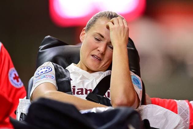 Tuva Hansen FC Bayern München, FCB, 6 is carried off on a stretcher, has to be substituted due to injury, verletzt, Verletzung, injured, sporting injury, 14 12 2023, München Deutschland , Fußball, UEFA Womens Champions League, Gruppe C, FC Bayern München Ajax Amsterdam xslx