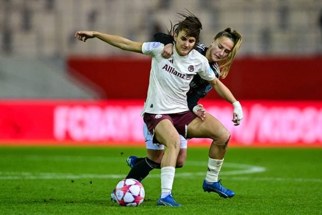 v li Jovana Damnjanovic FC Bayern Munich, FCB, 9 Rosa VAN GOOL Ajax, 21 in duel, duel, tackle, dynamic, action, action, 14 12 2023, Munich Germany , Football, UEFA Womens Champions League, Group C, FC Bayern Munich Ajax Amsterdam xslx