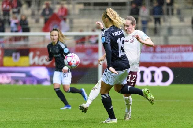 Sydney Lohmann (12 FC Bayern Munich) and Tiny Hoekstra (19 Ajax Amsterdam) during the UEFA Womens Champions League group stage match between FC Bayern Munich and Ajax Amsterdam at FC Bayern Campus in Munich, Germany. (Sven Beyrich SPP) Copyright: xSvenxBeyrich SPPx spp-en-SvBe-20231214-D4S_3402