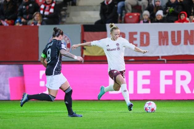 Sherida Spitse 8, AFC Ajax , Lea Schüller 11, FC Bayern Munich shooting, FC Bayern Munich v AFC Ajax, Football, UEFA Women s Champions League 2023 2024, Matchday 3 on 14 12 2023 in Munich, FC Bayern Campus Bayern Germany