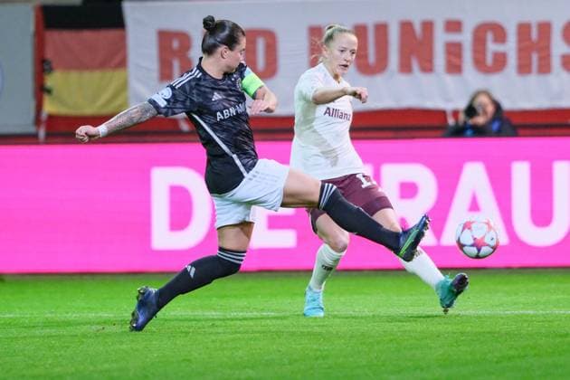 Lea Schüller 11, FC Bayern Munich in duel with Sherida Spitse 8, AFC Ajax , FC Bayern München v AFC Ajax, Football, UEFA Women s Champions League 2023 2024, Matchday 3 on 14 12 2023 in Munich, FC Bayern Campus Bayern Germany