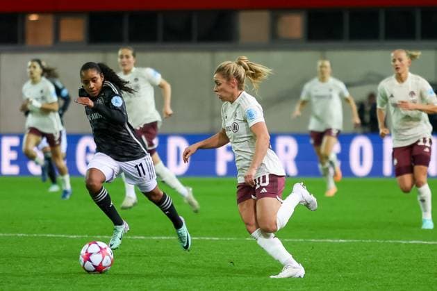 Linda Dallmann FC Bayern Muenchen, 10 with ball with Ashleigh Weerden AFC Ajax Amsterdam, 11 , FC Bayern Muenchen vs AFC Ajax Amsterdam, Football UEFA Women s Champions League, Group Round 3 Matchday, Season 23 24, 14 12 2023 FC Bayern Muenchen vs AFC Ajax Amsterdam, Football UEFA Women s Champions League, Group Round 3 Matchday, Season 23 24, 14 12 2023 Muenchen Copyright: xEibner-Pressefoto JennixMaulx EP_JML