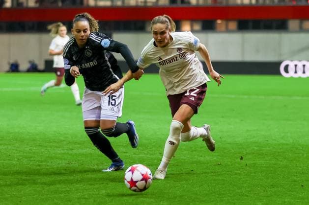 Sydney Lohmann FC Bayern Muenchen, 12 in duel with Chasity Grant AFC Ajax Amsterdam, 15 , FC Bayern Muenchen vs AFC Ajax Amsterdam, Football UEFA Women s Champions League, Group Round 3 Matchday, Season 23 24, 14 12 2023 FC Bayern Muenchen vs AFC Ajax Amsterdam, Football UEFA Women s Champions League, Group Round 3 Matchday, Season 23 24, 14 12 2023 Muenchen Copyright: xEibner-Pressefoto JennixMaulx EP_JML