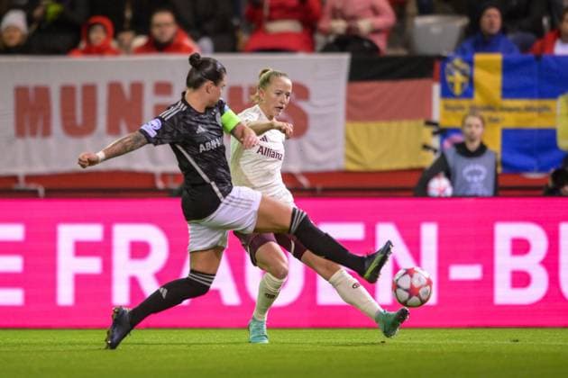 Soccer, UEFA Womens Champions League, 20231214, FC Bayern Munich Ajax Amsterdam In the picture Sherida SPITSE Ajax Amsterdam, 8 blocks cross pass pass ball Lea SCHÜLLER FC Bayern Munich Women, 11 Munich FC Bayern Campus Bayern Germany Copyright: Passion2Press MarkusxFischerx