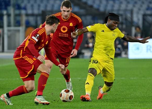 December 14, 2023, ROME: Sheriff Tiraspol s Cedric Badolo (R) vies for the ball with AS Roma s players, Andrea Belotti (C) and Nicola Zalewski (L), during the UEFA Europe League group G soccer match between AS Roma and Sheriff Tiraspol at Olimpico stadium in Rome, Italy, 14 December 2023. ANSA ETTORE FERRARI. UEFA Europe League - AS Roma vs Sheriff Tiraspol  - ZUMAa110 20231214_zaf_a110_020 Copyright: xEttorexFerrarix