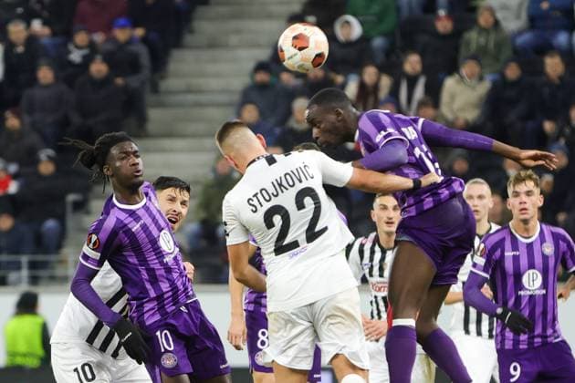 SOCCER - UEFA EL, LASK vs Toulouse LINZ,AUSTRIA,14.DEC.23 - SOCCER - UEFA Europa League, group stage, Linzer ASK vs Toulouse FC. Image shows Ibrahim Cissoko (Toulouse), Filip Stojkovic (LASK) and Christian Elebi (Toulouse).  GEPAxpictures xManuelxBinder