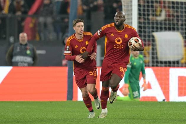 IPP20231214 Football - soccer: UEFA Europa League 2023 2024, A.S. Roma - FC Sheriff Tiraspol, Romelu Lukaku esulta con Nicola Zalewski dopo aver segnato il gol del 1-0 (Verwendung nur in Deutschland - GERMANY ONLY) *** IPP20231214 Football soccer UEFA Europa League 2023 2024, A S Roma FC Sheriff Tiraspol, Romelu Lukaku esulta con Nicola Zalewski dopo aver segnato il gol del 1 0 Use only in Germany GERMANY ONLY 