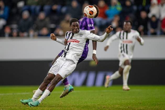 SOCCER - UEFA EL, LASK vs Toulouse LINZ,AUSTRIA,14.DEC.23 - SOCCER - UEFA Europa League, group stage, Linzer ASK vs Toulouse FC. Image shows Christian Elebi (Toulouse) and Moses Usor (LASK).  GEPAxpictures xManuelxBinder