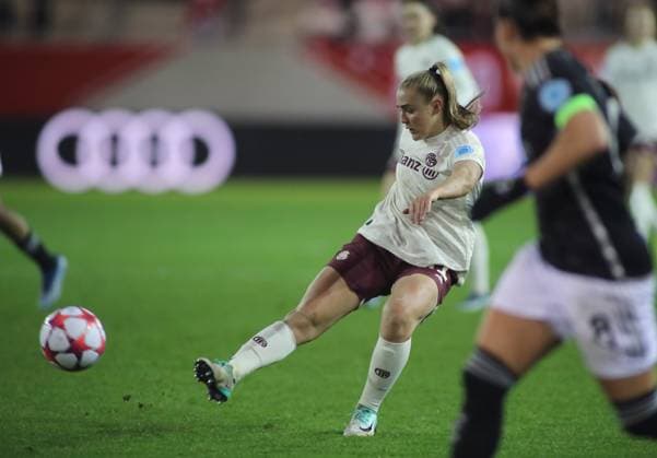 Munich, Germany 14 December 2023 Soccer, Women, Champions League, Matchday 3, Season 2023 2024, FC Bayern Munich Ajax Amsterdam, Campus Georgia Stanway FC Bayern Munich on a goal kick