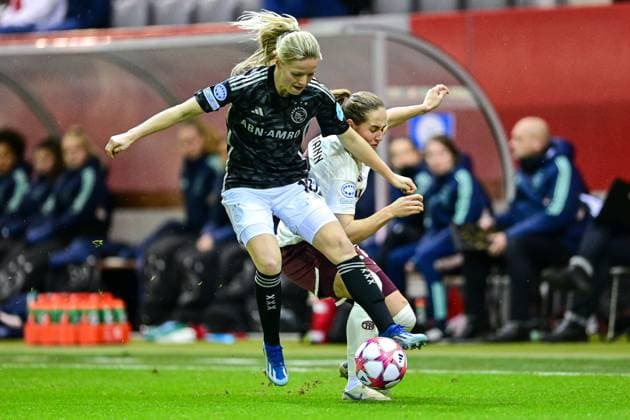 v li Nadine NOORDAM Ajax, 10 Sydney Lohmann FC Bayern Munich, FCB, 12 in duel, duel, tackle, dynamic, action, action, 14 12 2023, Munich Germany , Football, UEFA Womens Champions League, Group C, FC Bayern Munich Ajax Amsterdam xslx