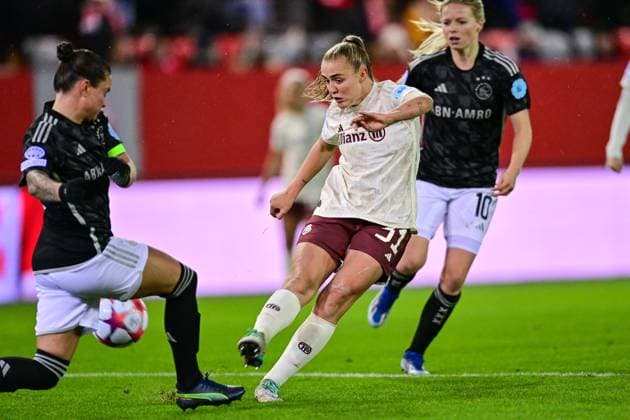 v li Sherida SPITSE Ajax, 8 Georgia Stanway FC Bayern Munich, FCB, 31 draws off, duel, duel, tackle, dynamic, action, action, 14 12 2023, Munich Germany , Football, UEFA Womens Champions League, Group C, FC Bayern Munich Ajax Amsterdam xslx