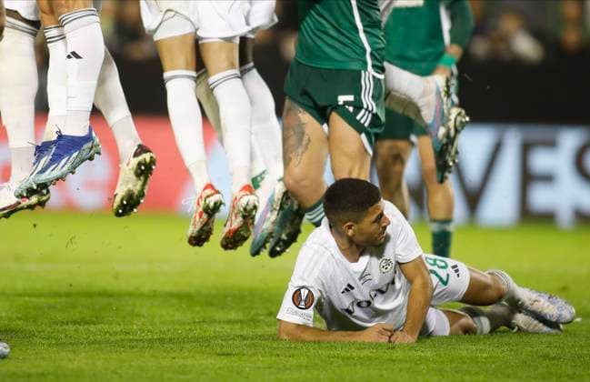 Sport Themen der Woche KW50 Sport Bilder des Tages Panathinaikos vs Maccabi Haifa Maccabi Haifa™s player Ilay Hajaj (R) position himself during a free kick execution from the opponents during the UEFA Europa League group F soccer match between Panathinaikos and Maccabi Haifa held at Apostolos Nikolaidis Stadium, in Athens, Greece, 14 December 2023. ATHENS ATHENS Greece Copyright: xPANAGIOTISxMOSCHANDREOUx _NCH2147