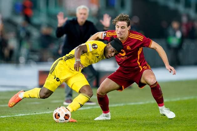 AS Roma v FC Sheriff - UEFA Europa League Edoardo Bove of AS Roma and Cedric Badolo of Sheriff compete for the ball during the UEFA Europa League Group G match between AS Roma and FC Sheriff at Stadio Olimpico on December 14, 2023 in Rome, Italy. Rome Stadio Olimpico Rome Italy Copyright: xGiuseppexMaffiax UEL_Roma-Sheriff_GM141223_LIA7967