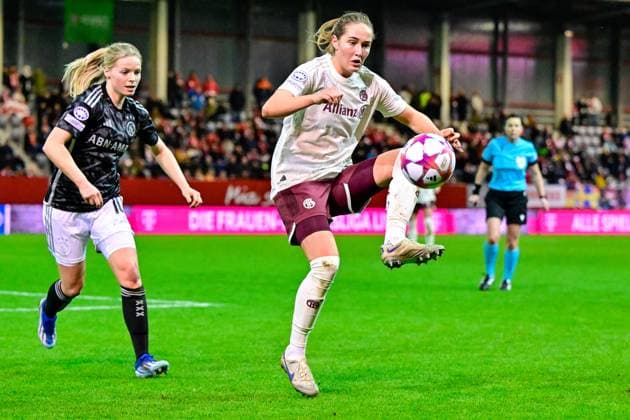 v li Nadine NOORDAM Ajax, 10 Sydney Lohmann FC Bayern Munich, FCB, 12 in duel, duel, tackle, dynamic, action, action, 14 12 2023, Munich Germany , Football, UEFA Womens Champions League, Group C, FC Bayern Munich Ajax Amsterdam xslx