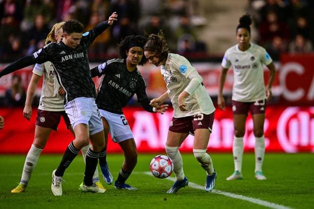 v li Kay Lee DE SANDERS Ajax, 25 Lilian Isabella YOHANNES Ajax, 20 Sarah Zadrazil FC Bayern München, FCB, 25 in duel, duel, tackle, dynamic, action, action, 14 12 2023, Munich Germany , Football, UEFA Womens Champions League, Group C, FC Bayern München Ajax Amsterdam xslx