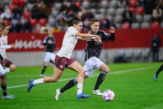 Jovana Damnjanovic 9, FC Bayern Munich in duel with Isa Kardinaal 26, AFC Ajax , FC Bayern Munich v AFC Ajax, Soccer, UEFA Women s Champions League 2023 2024, Matchday 3 on 14 12 2023 in Munich, FC Bayern Campus Bayern Germany