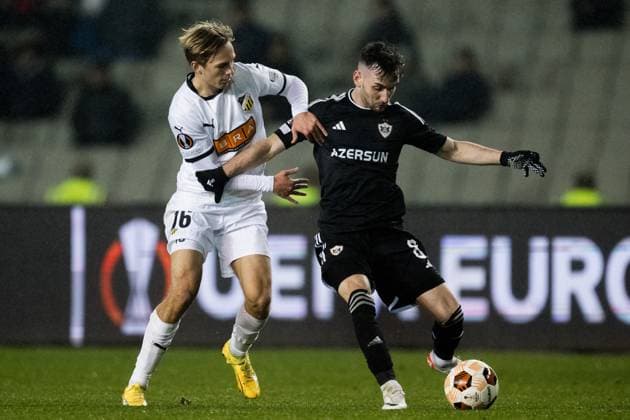231214 Pontus Dahbo of Häcken and Marko Jankovic of Qarabag during the UEFA Europa League match between Qarabag and Häcken on December 14, 2023 in Baku Photo Carl Sandin BILDBYRAN code CS CS CS0469 fotboll soccer football uefa europa league qarabag häcken bbeng bbauto  Copyright: CARLxSANDIN BB231214CS076