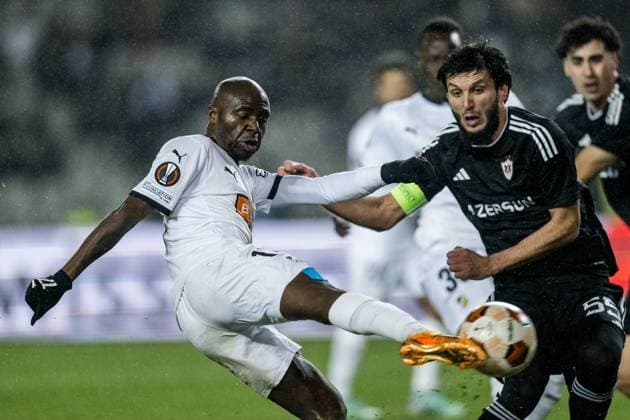 231214 Edward Chilufya of Häcken and Badavi Huseynov of Qarabag during the UEFA Europa League match between Qarabag and Häcken on December 14, 2023 in Baku Photo Carl Sandin BILDBYRAN code CS CS CS0469 fotboll, football, soccer, fotball,uefa europa league,qarabag,h  Copyright: CARLxSANDIN BB231214CS085